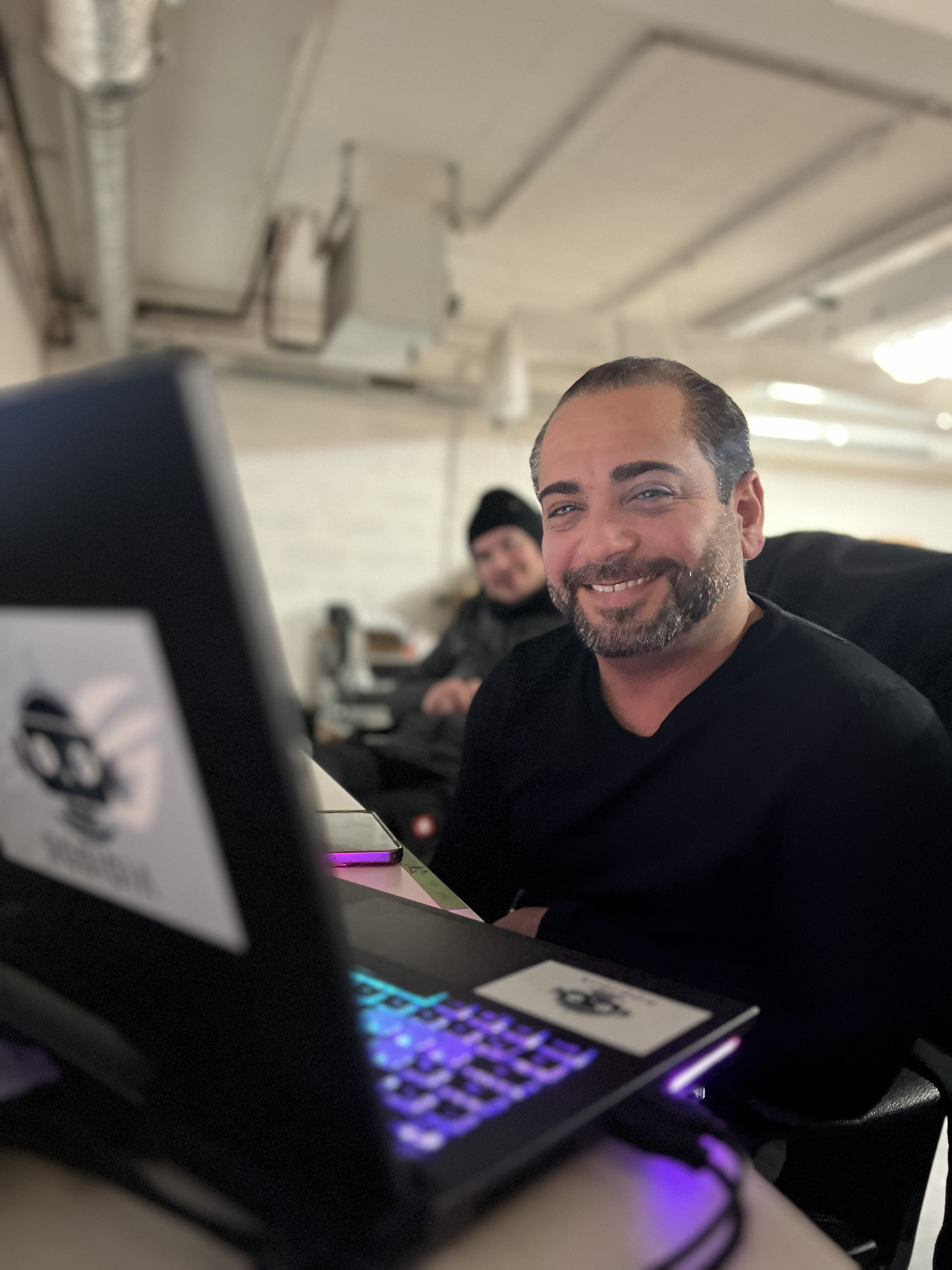 Masih Jakubi an der Streaming-Regie mit APOS während der KC-Rebell-Produktion